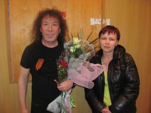 Владимир Кузьмин поздравил ЮНиС букетом цветов